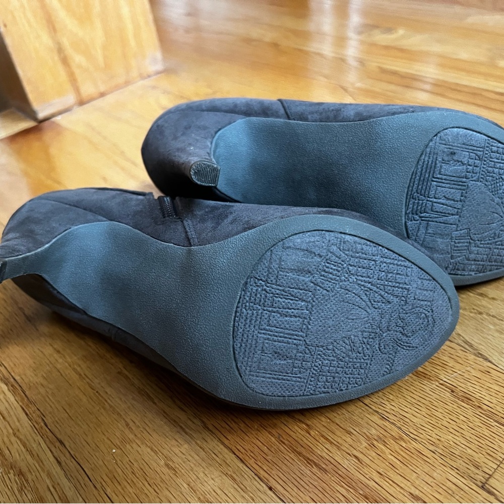Grey heels - Picture 3 of 3